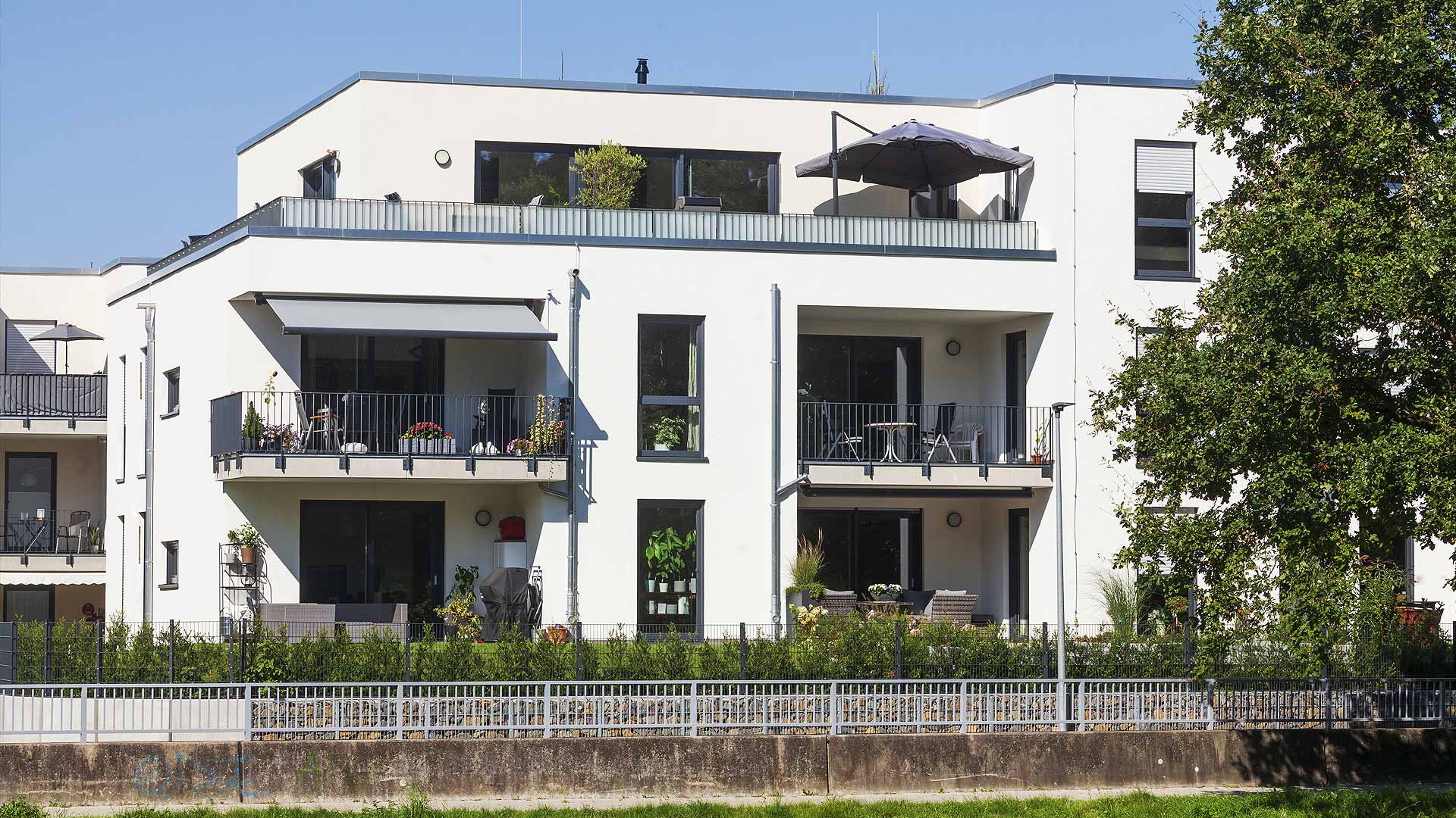 EWA-Wohnhaus-Apartment-Hausbau-Berlin-Brandenburg-Potsdam-Rücknansicht-weiße-Hauswand