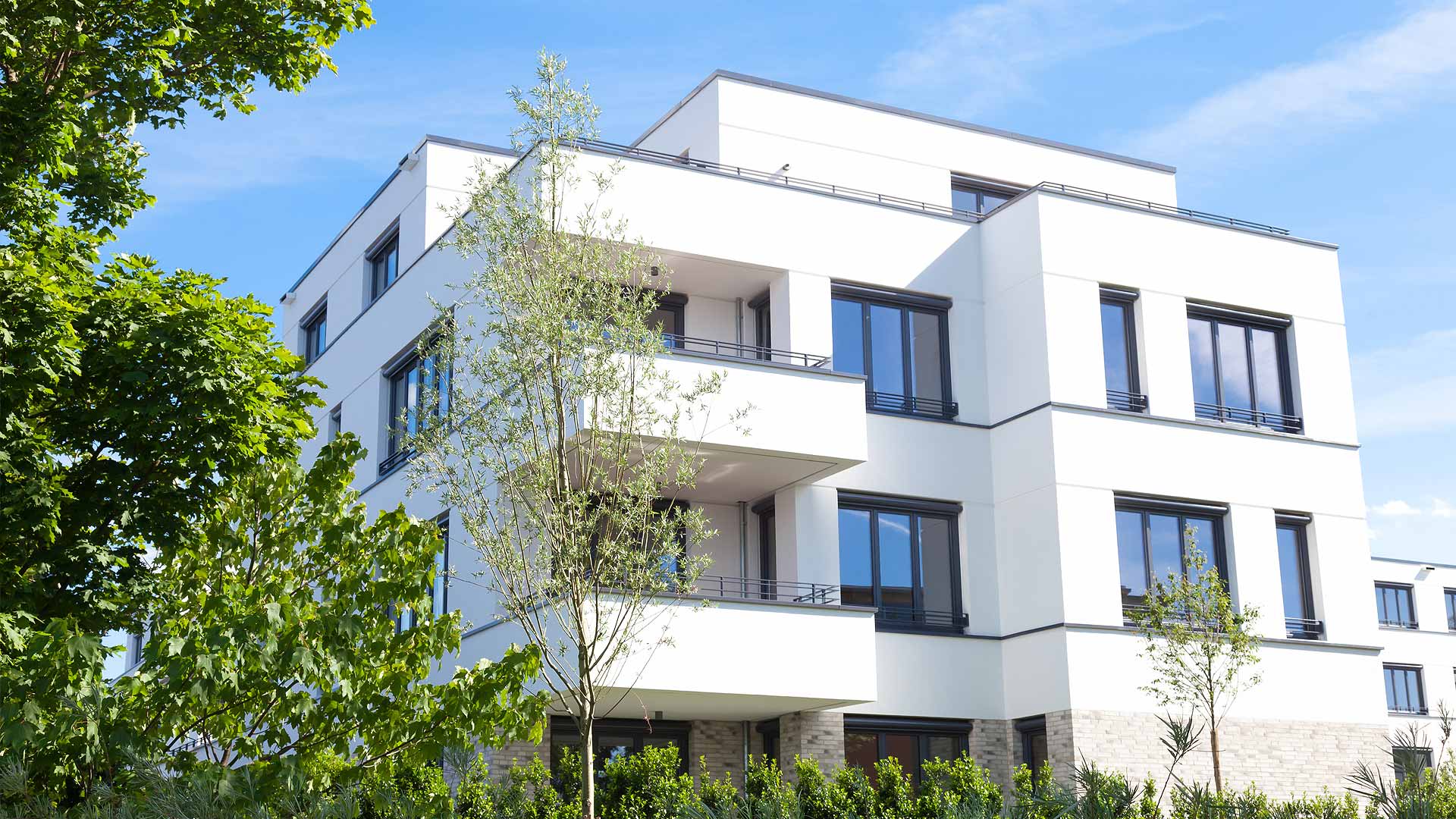 EWA-Wohnhaus-Apartment-Hausbau-Berlin-Brandenburg-Potsdam-Vorderansicht-weiße-Hauswand